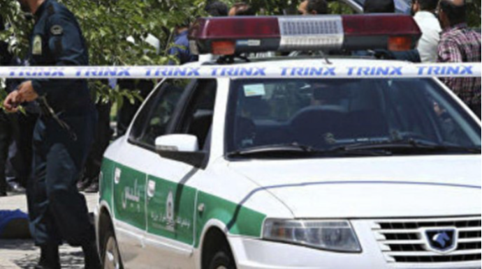 İranda polis avtomobilinin üstünə çıxan qadın - Yoldaşımı azad etməsəniz.... - VİDEO 