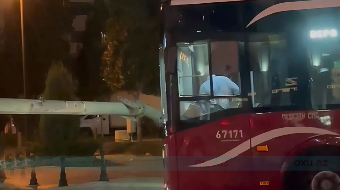 Bakıda qəza:  "Baku Bus" dəmir maneəyə çırpıldı - VİDEO 