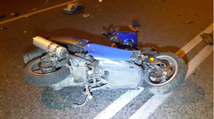 Moped yol kənarında maşına çırpıldı - Kuryer öldü