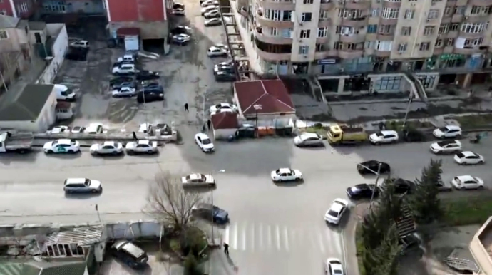 Qurumların hələ də göz yumduğu problemlər - Sürücülərin kabusuna çevrilən küçə - VİDEO 