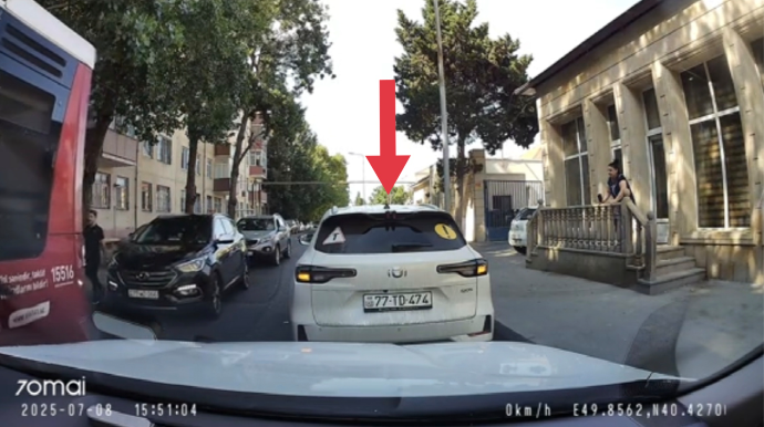 Tələbəyə qayda pozmağı öyrədən təlimçi yolda hərəkəti çətinləşdirdi - VİDEO