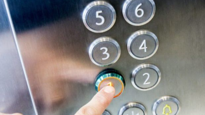 Bakıda bir nəfər liftdə köməksiz qaldı 