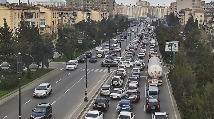 Bakının bir sıra yollarında nəqliyyatın sıxlığı yaranıb