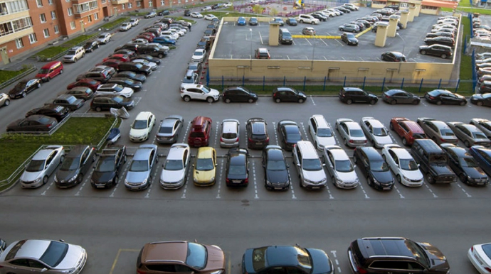 Парковочный хаос в Ясамальском районе:  машины занимают детские площадки и зоны отдыха - ВИДЕО