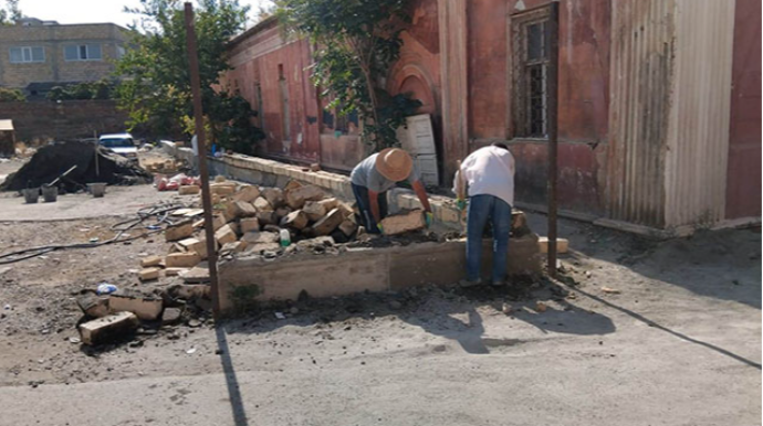 Gəncədə Filarmoniyanın qarşısındakı qanunsuz tikili söküldü - FOTO