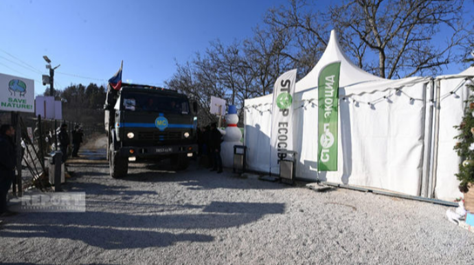 На дороге Ханкенди - Лачын созданы условия для проезда трех автомобилей миротворцев  - ФОТО - ВИДЕО