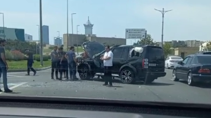 Böyükşor bulvarında ağır qəza: İki maşın toqquşdu, yaralı var - VİDEO