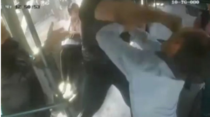 Xırdalanda sərnişin avtobus sürücüsünü döydü - FOTO - VİDEO