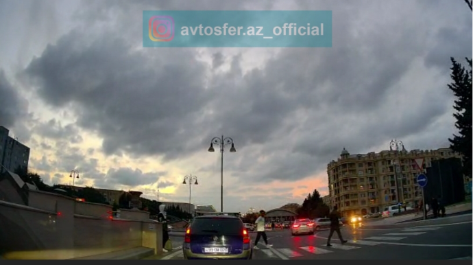 Piyadaların üstünə sürdü: son anda ölümdən xilas oldular - VİDEO