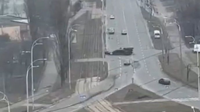 Kiyevdə Rusiya tankı içində insanlar olan avtomobili əzdi - VİDEO 