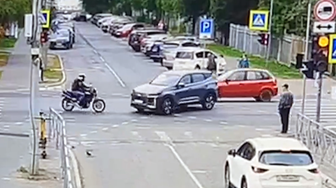 Qadın sürücü manevr qaydasını pozaraq motosikletlə toqquşdu - VİDEO 