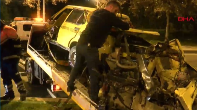 Avtomobil ikiyə bölündü: sürücü ağır yaralandı - VİDEO