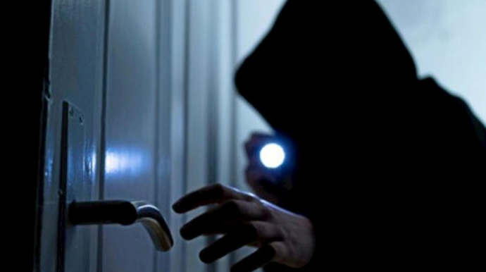 Bakıda evdən 15 min manatlıq qızıl oğurlandı 