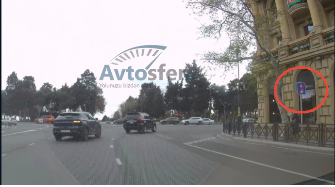 Qanunda olmayan nişanı yola quraşdırıb sürücüləri çaş-baş saldılar - VİDEO