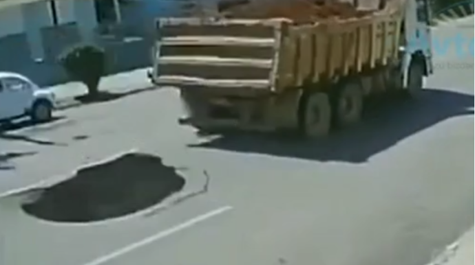 Yük avtomobilinin ağırlığından çökən yola minik maşını düşdü– ŞOK VİDEO - VİDEO