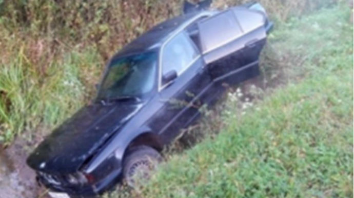 Abşeronda "BMW" yol kənarına aşdı, 3 nəfər xəsarət aldı 