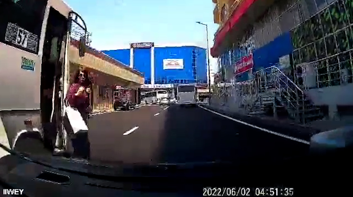 Avtobus sürücüsü yolun ortasında sərnişin düşürür:  TƏHLÜKƏ  - VİDEO