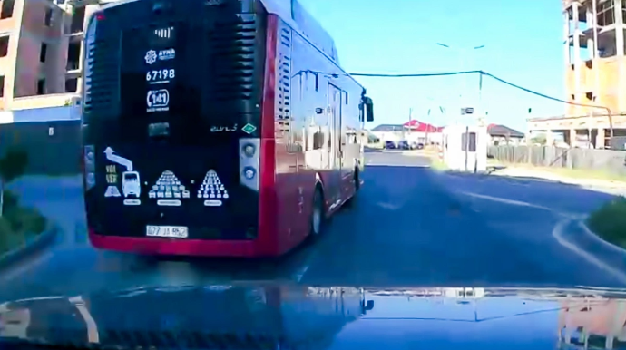 Avtobus yaşayış məntəqəsində yüksək sürətlə hərəkət etdi - VİDEO
