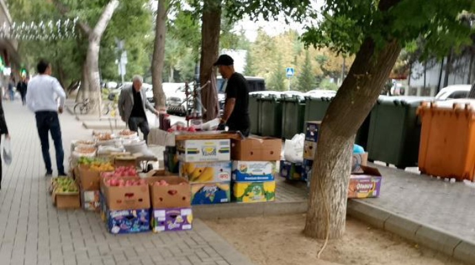 Atatürk prospektində polisin dağıtdığı "bazar" yenidən açılıb  - DİN-dən AÇIQLAMA  - FOTO