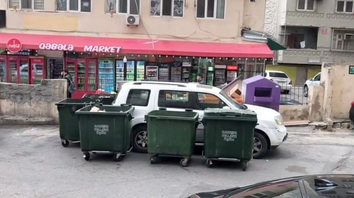 Maşını zibil yeşiklərinin yerində saxlayan sürücünü belə cəzalandırdılar - VİDEO