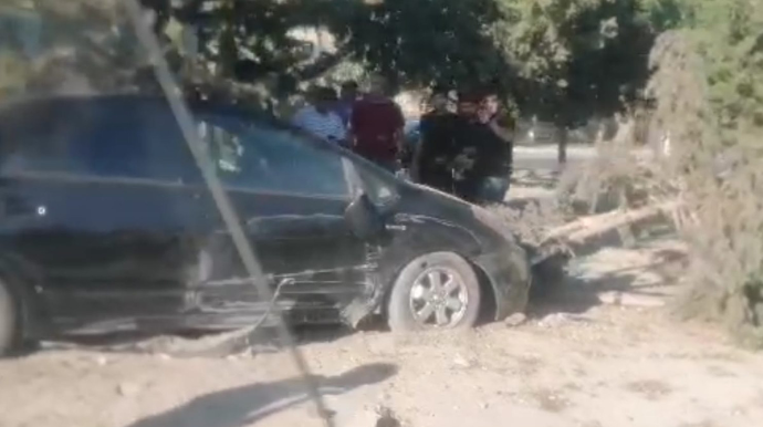 Prius piyadaları vurmamaq üçün ağaclara çırpıldı  - FOTO
