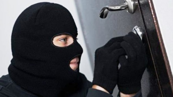 Bakıda evlərdən 4 min manatlıq oğurluq edilib