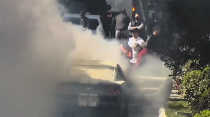 Bakıda bahalı avtomobil yandı: Tıxac yarandı - FOTO-VİDEO-YENİLƏNİB 