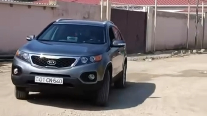 Atasının maşınını sürən azyaşlı özünü videoya çəkib sosial şəbəkədə reklam etdi - VİDEO