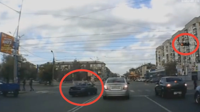 Yol polisi tabesizlik göstərən sürücünü təqib edən zaman ağır qəzaya düşdü - VİDEO