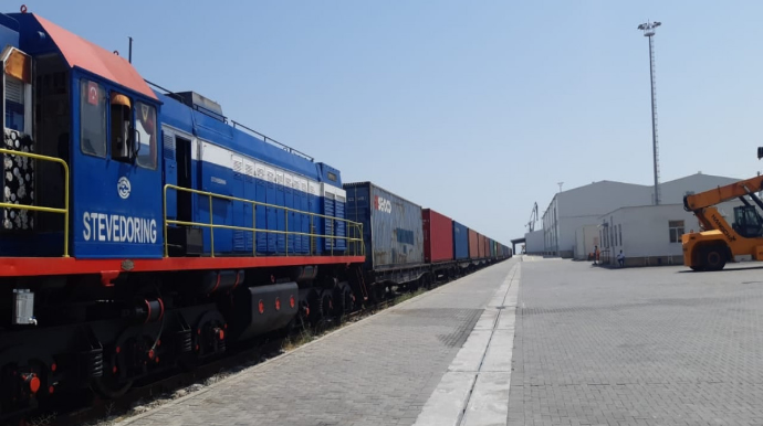 Türkiyədən Çinə yük daşıyan növbəti konteyner qatarı Bakı Limanına çatıb