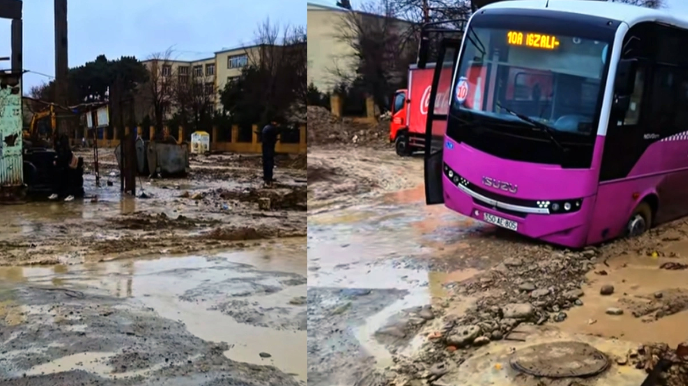 Дорога перед школой №9 в Сумгайыте: транспортные средства буквально тонут в грязи - ВИДЕО