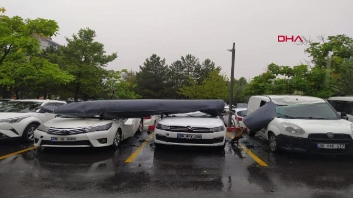 F-4 təyyarəsinin yanacaq çəni Ankarada dayanacağa düşüb 