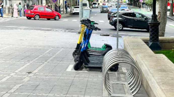 Mingəçevirdə maşın skuterlə hərəkətdə olan iki yeniyetməni vurub