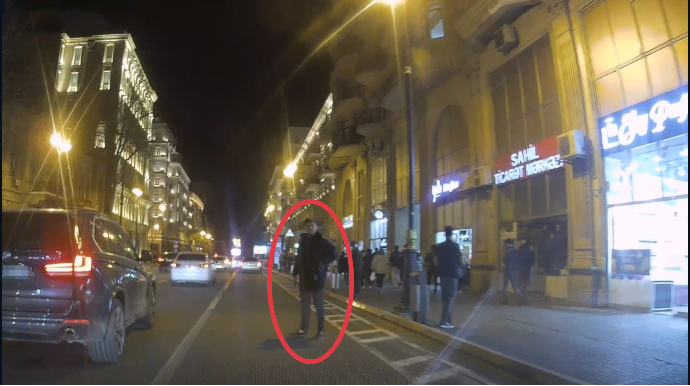 Geniş səkini qoyub yolun ortasında sürücülərə maneə yaratdı - VİDEO