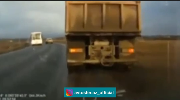 Sükan arxasında yatan sürücü "Kamaz"a girdi  - VİDEO