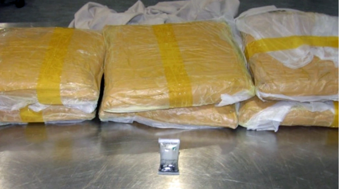 BNA əməkdaşları qayda pozdular, kameraya düşməmək üçün nömrəni gizlətdilər - FOTO