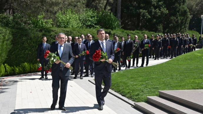 Medianın İnkişafı Agentliyinin kollektivi Ulu Öndərin əziz xatirəsini dərin ehtiramla yad edib - FOTO
