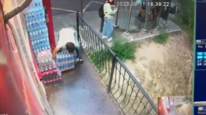 Bakıda dayanacaqda oğurluq kameraya düşdü  - VİDEO