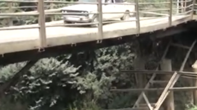 Bu körpü təhlükəli vəziyyətə düşüb - hər an uça bilər  - VİDEO
