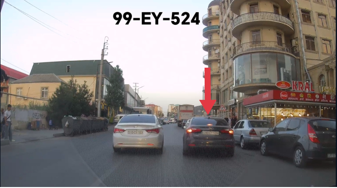 В Хырдалане водитель "манатного" такси затруднил движение — ВИДЕО