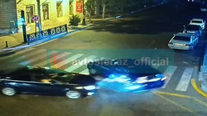 Yolayrıcında qəza: "Chevrolet" "Prius"la toqquşdu - ANBAAN VİDEO