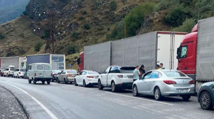 Rusiyanın Gürcüstanla sərhədində 2 000 avtomobildən ibarət sıra yarandı - VİDEO
