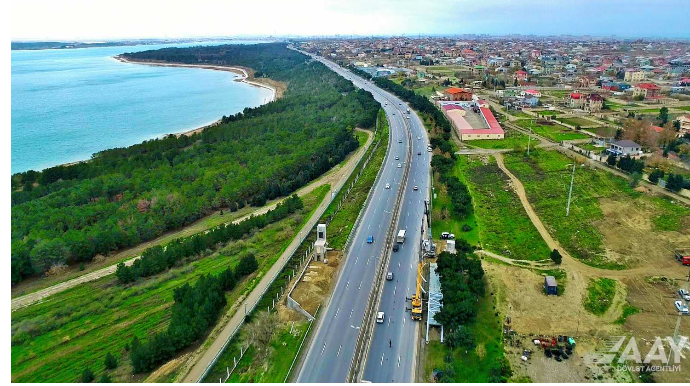 Yeni yerüstü piyada keçidinin inşası davam etdirilir  VİDEO/FOTO