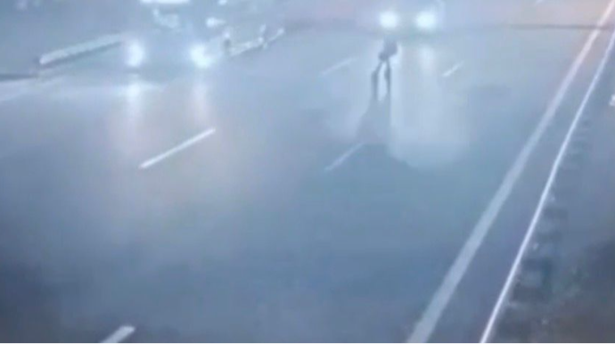 Yolu qaçaraq keçən qadını maşın vurdu; yerindəcə öldü - ANBAAN VİDEO 