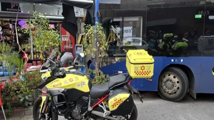 Avtobus binaya çırpıldı - 10 nəfər xəsarət aldı 