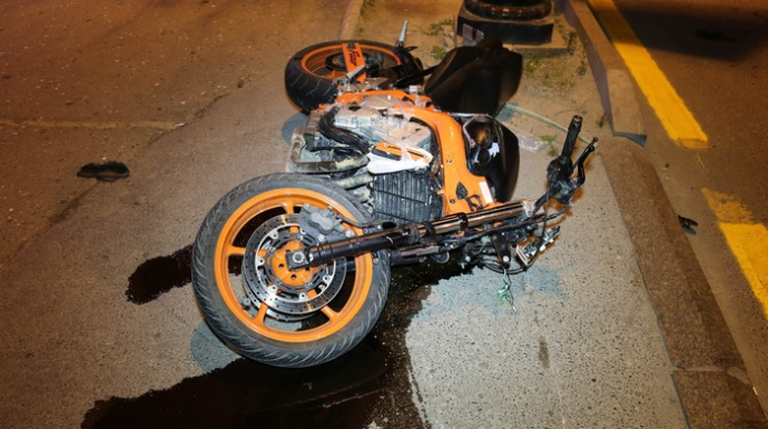 Bakıda motosikletçi qəza törətdi, xəsarət alan var 