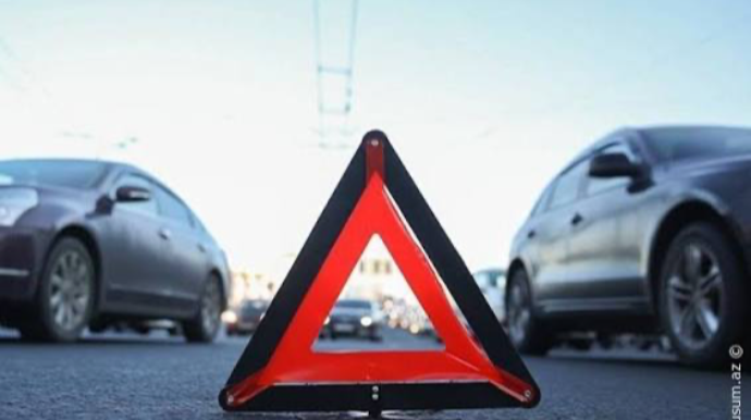 Bakıda bir-birinə yol verməyən avtomobillər TOQQUŞDU - FOTO 