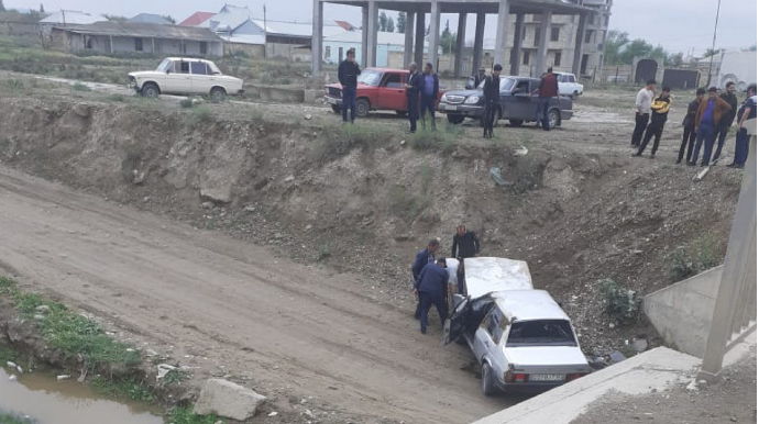 Goranboyda avtomobil kanala aşıb, xəsarət alanlar var  - FOTO