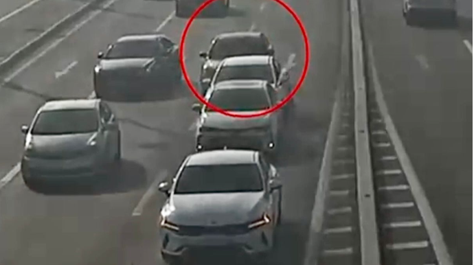 Prospektdə ara məsafəsini gözləməyən diqqətsiz sürücü qəza törətdi - VİDEO