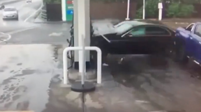 Sürüklənən “Mercedes” yanacaqdoldurma məntəqəsinə girdi - VİDEO